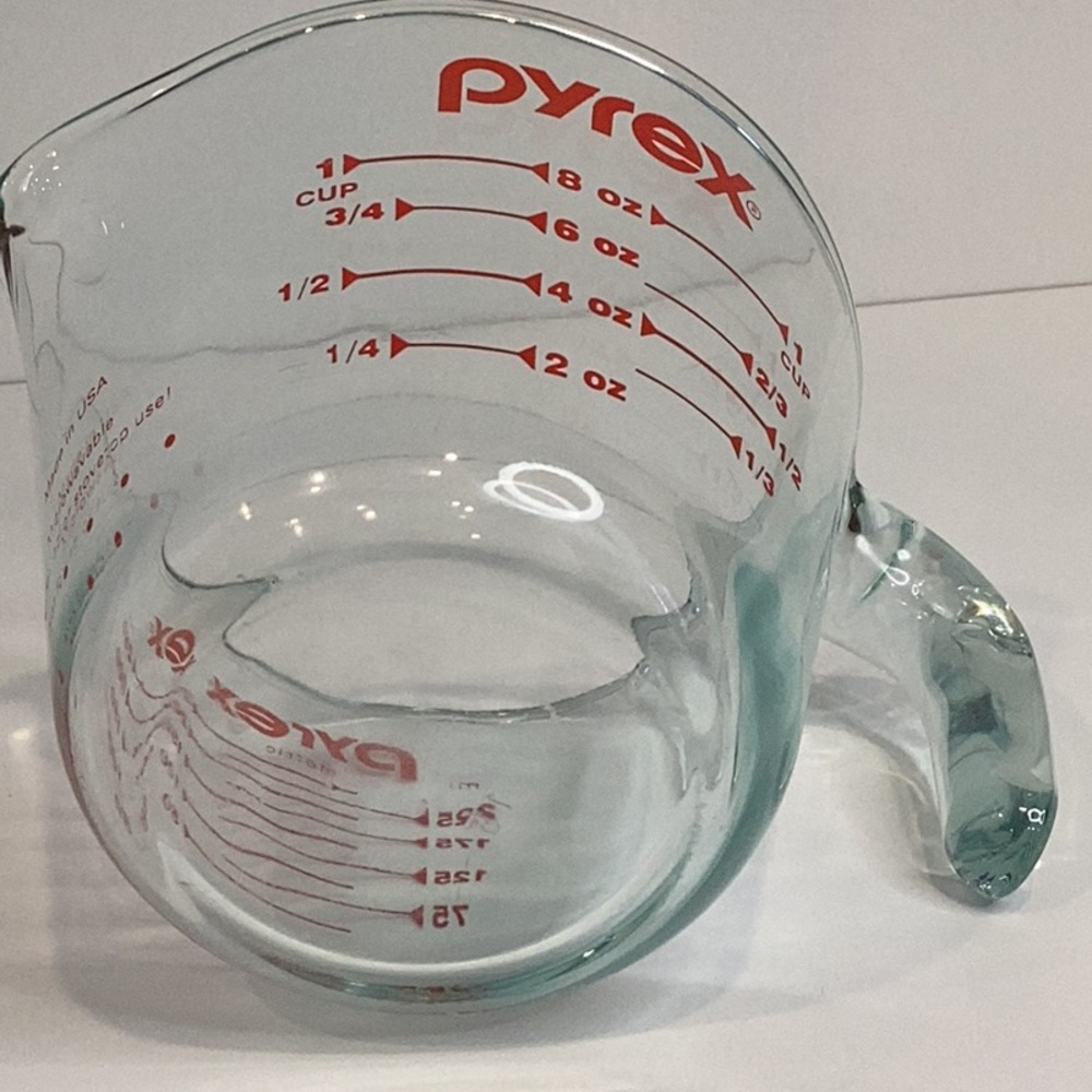 💚 Glass Pyrex Measuring Cup - Picture 8 of 9